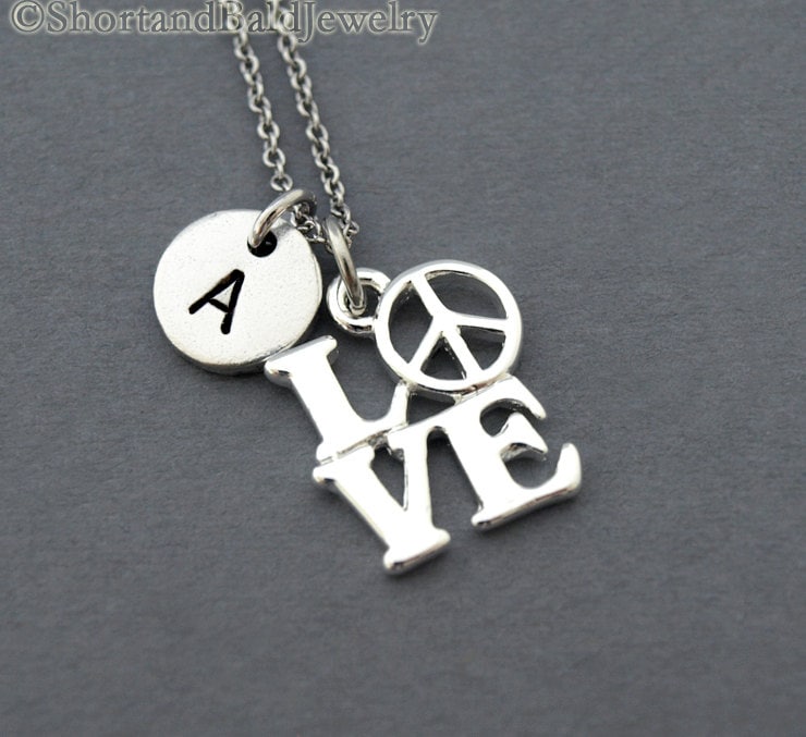 Love Peace Halskette, Liebe Mit Zeichen, Initial Hand Gestempelt, Personalisiert, Antikes Silber, Monogramm von ShortandBaldJewelry