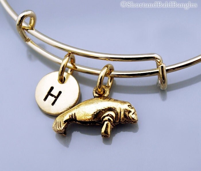 Manatee Armreif, Armband, Gold Expandable Personalisiertes Charm Initial Armband von ShortandBaldJewelry