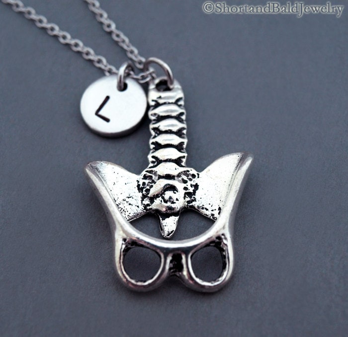 Menschliche Wirbelsäule Becken Halskette, Menschliche Charme, Anatomie Steampunk, Steam Punk, Ursprüngliche Monogramm von ShortandBaldJewelry