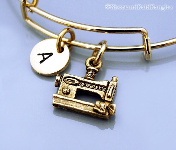 Nähmaschine Armband, Nähen Charm, Näherin Expandable Armreif, Personalisiertes Charm Monogramm, Initial Armband von ShortandBaldJewelry