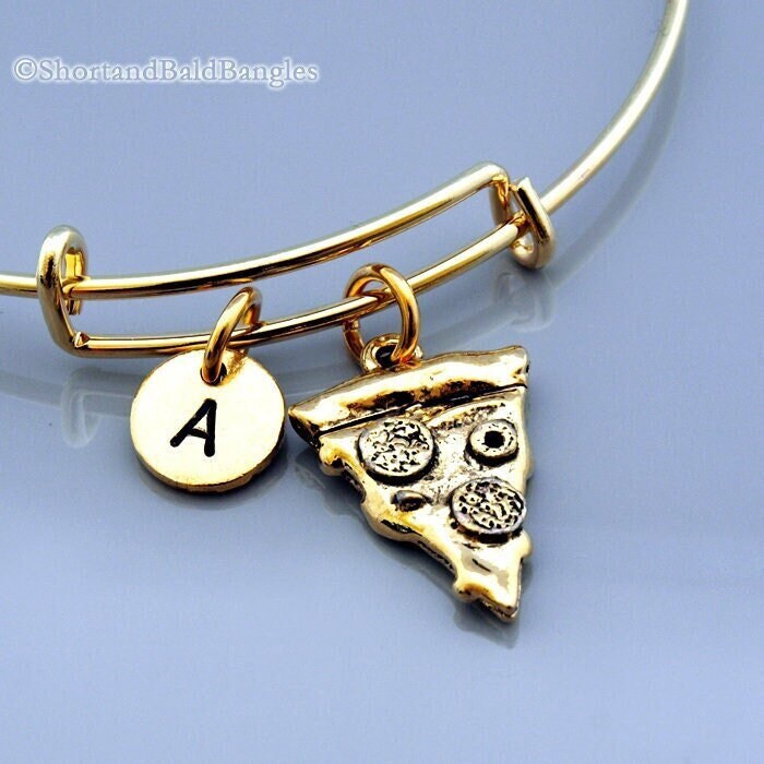 Pizza Armreif, Pizzastück, Peperoni Pizza, Gold Erweiterbarer Personalisiertes Armband, Charm Monogramm, Initial Armband von ShortandBaldJewelry