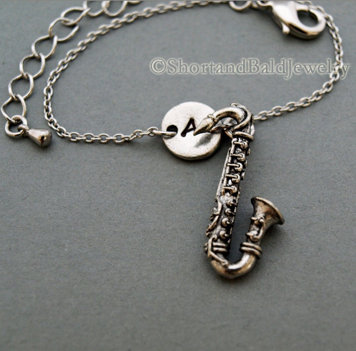 Saxophon Bettelarmband, Antik Silber, Initial Armband, Freundschaft, Mütter, Verstellbar, Monogramm von ShortandBaldJewelry