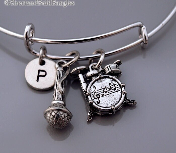 Schlagzeug-Armreif, Armband Mit Schlagwerk-Set, Mikrofon-Armband, Karaoke-Mikrofon, Mikrophon, Musik, Musiker, Monogramm, Initialarmband Schlagzeug-Armreif, Armband Mit Schlagwerk-Set, Mikrofon-Armband, Karaoke-Mikrofon, Mikrophon, Musik, Musiker, Monogramm, Initialarmband von ShortandBaldJewelry