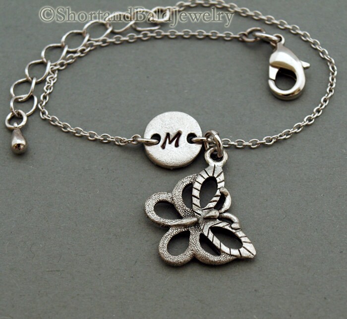 Schmetterling Bettelarmband, Antik Silber, Initial Armband, Freundschaft, Mütter, Verstellbar, Monogramm von ShortandBaldJewelry