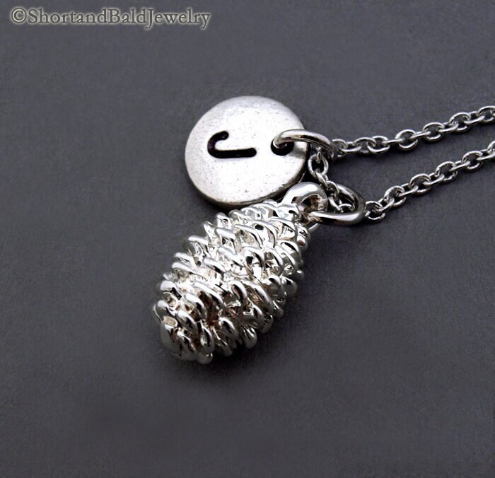 Silber Tannenzapfen Kette, Initial Monogramm Unikat von ShortandBaldJewelry