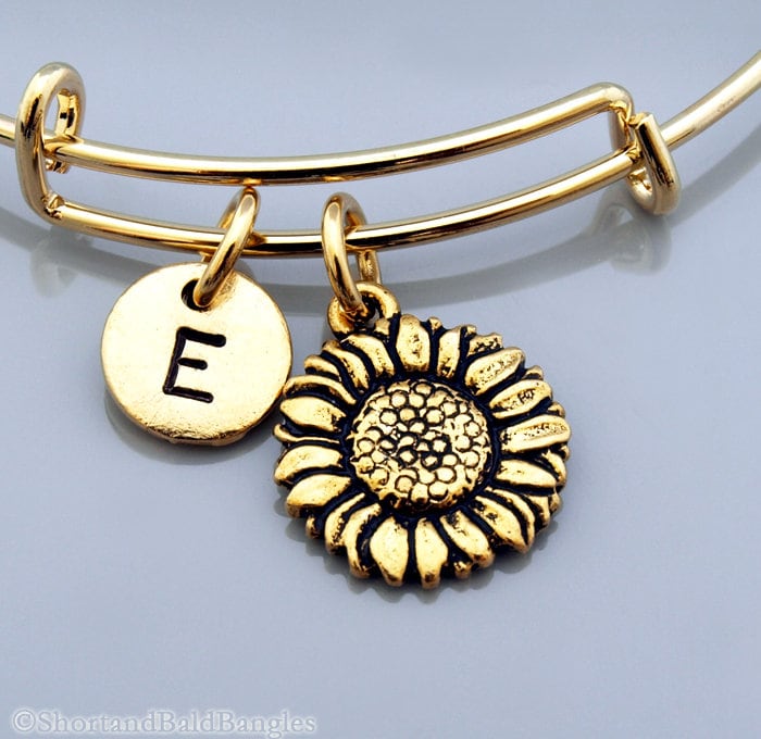 Sonnenblume Armreif, Sonnenblumen Armband, Blumen Charm, Gold Erweiterbar Personalisiertes Initial Armband von ShortandBaldJewelry