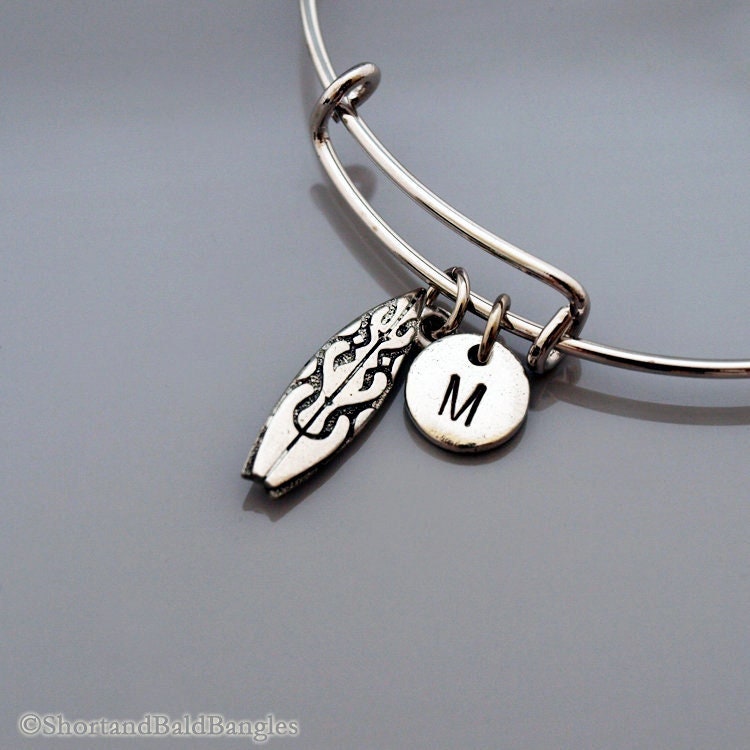 Surfbrett Armreif, Armband, Erweiterbar Personalisiertes Charm Initial Armband von ShortandBaldJewelry