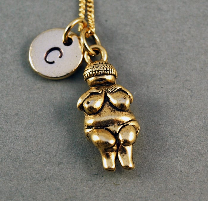 Venus Von Willendorf Halskette, Frau Willendorf, Göttin Fruchtbarkeit, Antikes Gold, Erste Personalisiert, Monogramm von ShortandBaldJewelry