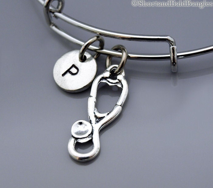 stethoskop Charme Armreif, Acoustic Armband, Graduierung Der Medizinstudierenden, Dotor, Erweiterbarer Initial Armband von ShortandBaldJewelry
