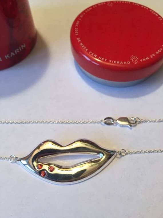 Karin Bloemen - "Der Kuss' 925 Silber Halskette Mit Anhänger von ShortandtallNL