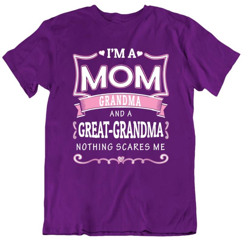 Ich Bin Eine Mutter Oma Und Uroma Nichts Erschreckt Mich T-Shirt von ShoutTeez
