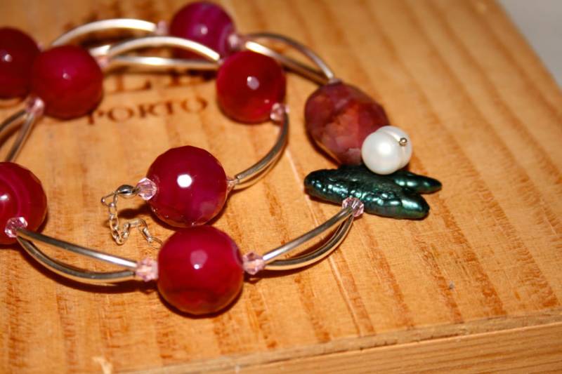 Himbeer Halskette Achat Facettiert, Gebogene Rohre in Sterling Silber, Schwarze Barocke Perle, Crystal White Pearl Pink Himbeer Halskette Achat Facettiert, Gebogene Rohre in Sterling Silber, Schwarze Barocke Perle, Crystal White Pearl Pink von ShowMeBeautiful