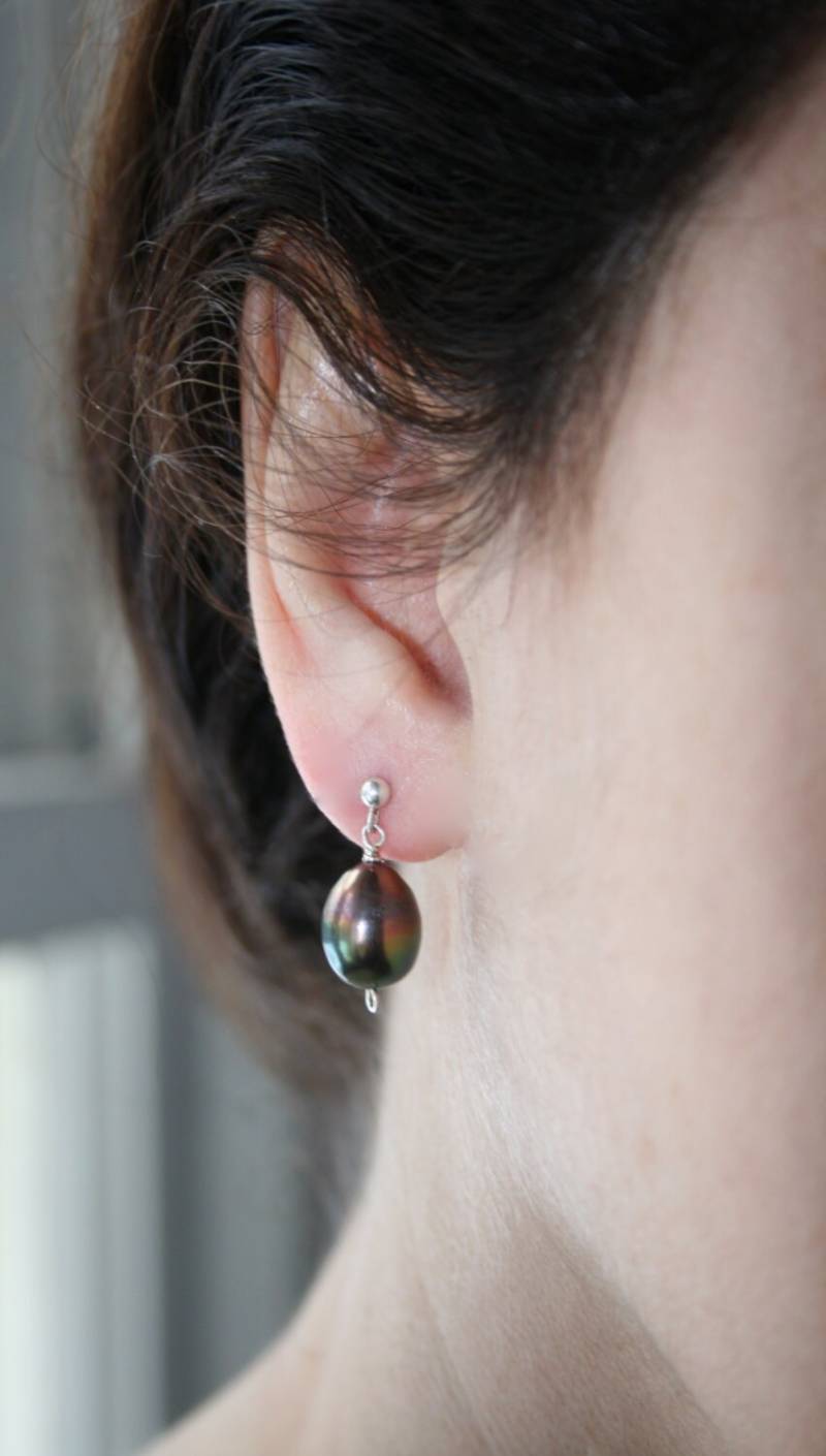 Irisierende in Form Von Tropfen, Schwarze Perle Ohrringe Sterling Silber von ShowMeBeautiful