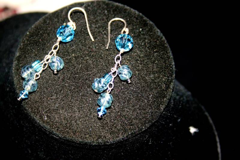 Langohrringe, Blaues Swarovski Und Sterling Silber Graue Glaskugeln von ShowMeBeautiful