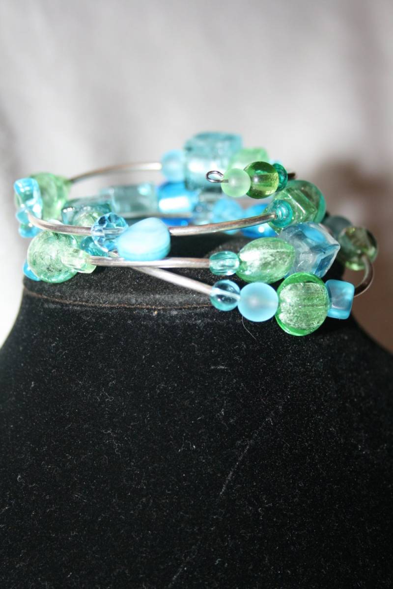 Sterling Drei Zeile, Schattierungen Von Grün Und Blau, Stil Murano Silber Folie, Gebogenen Rohren Memory Wire Armband von ShowMeBeautiful