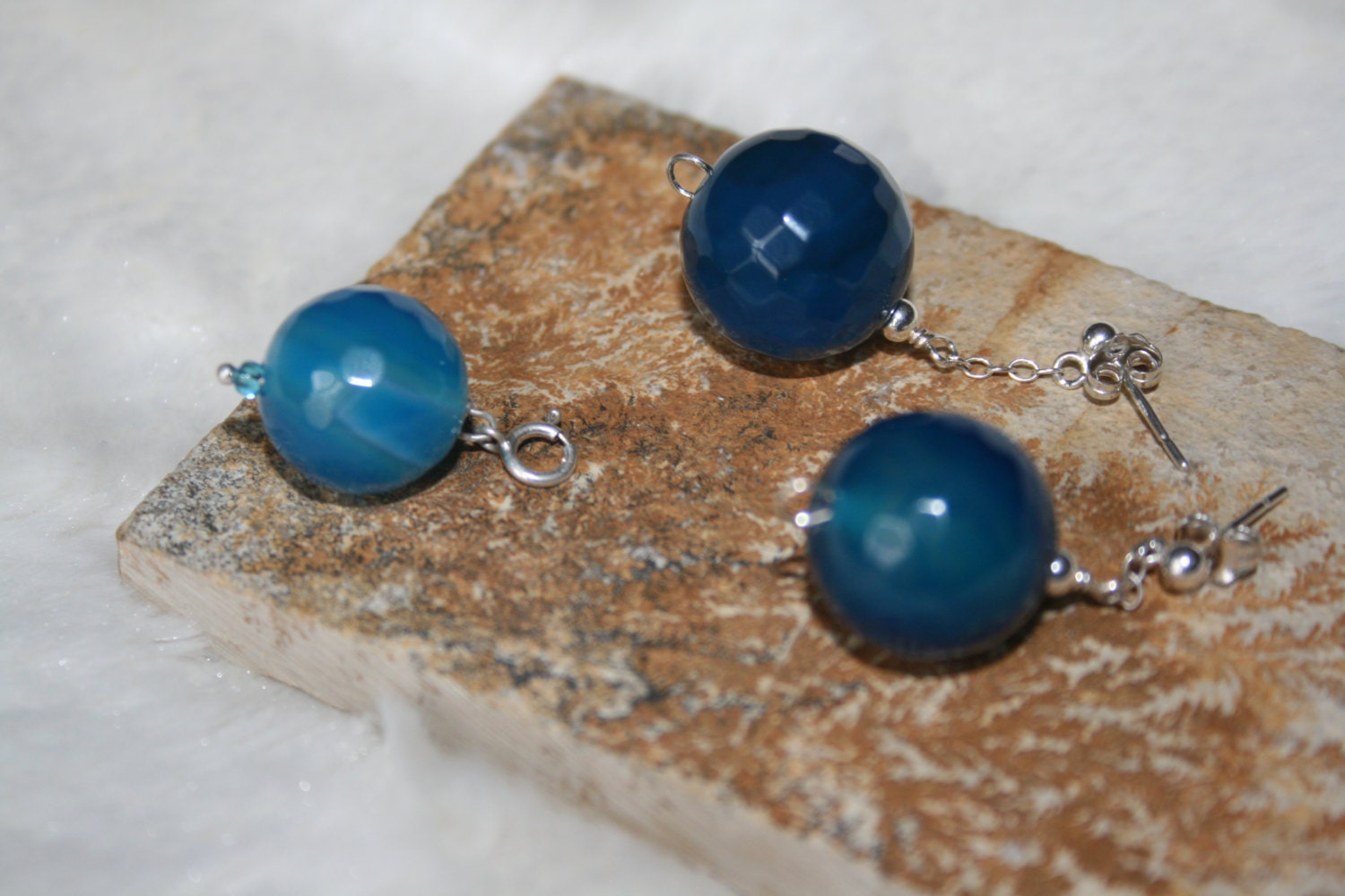 Zusammen Lange Ohrringe Und Anhänger in Blau Transluzent Achat, Furniere, Sterling Silber Zusammen Lange Ohrringe Und Anhänger in Blau Transluzent Achat, Furniere, Sterling Silber von ShowMeBeautiful