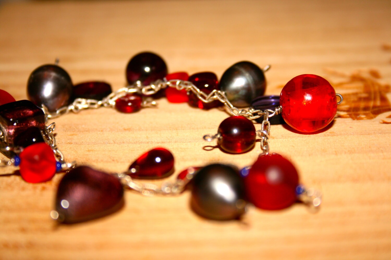 sterling Silber Armband Mit Schwarzen Und Roten Charms, Süßwasserperlen Murano-Glas sterling Silber Armband Mit Schwarzen Und Roten Charms, Süßwasserperlen Murano-Glas von ShowMeBeautiful