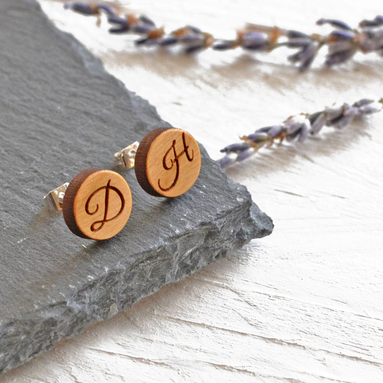 Anfangsohrringe Buchstaben Ohrstecker - Geschenk Für Sie Schmuck Geschenke Personalisierter Individuell Gravierte Holzohrringe von ShowstopperSupplies