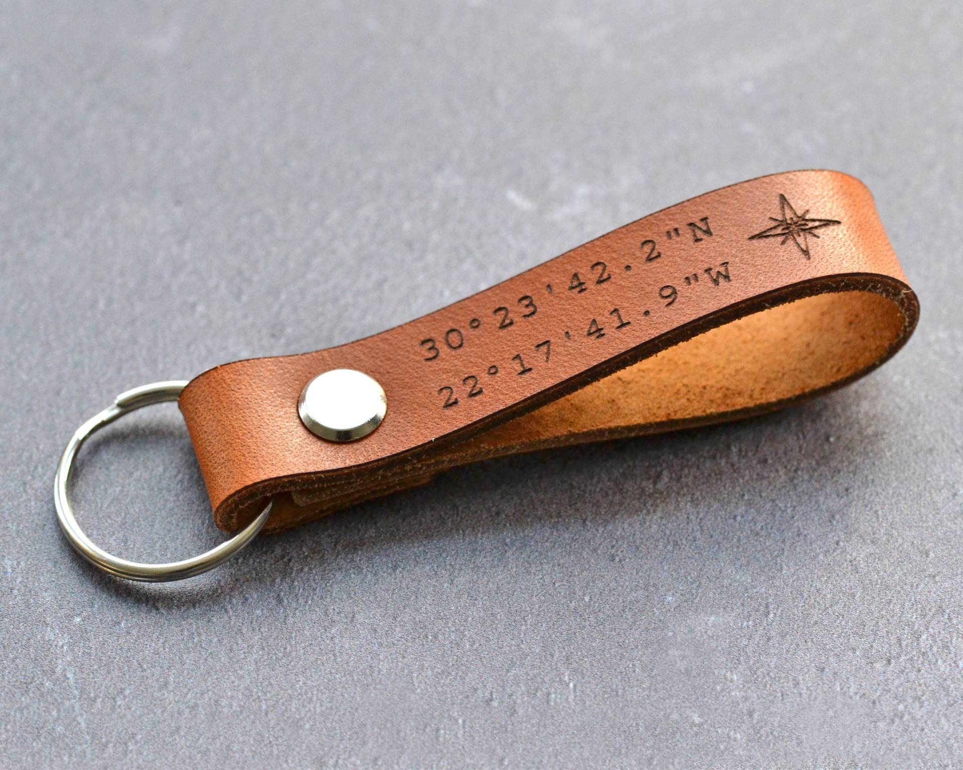 Personalisiertes Leder-Jubiläumsgeschenk Für Ihn, Herrenleder-Schlüsselbund, Benutzerdefinierter Koordinaten-Schlüsselanhänger, Geschenk Zum von ShowstopperSupplies