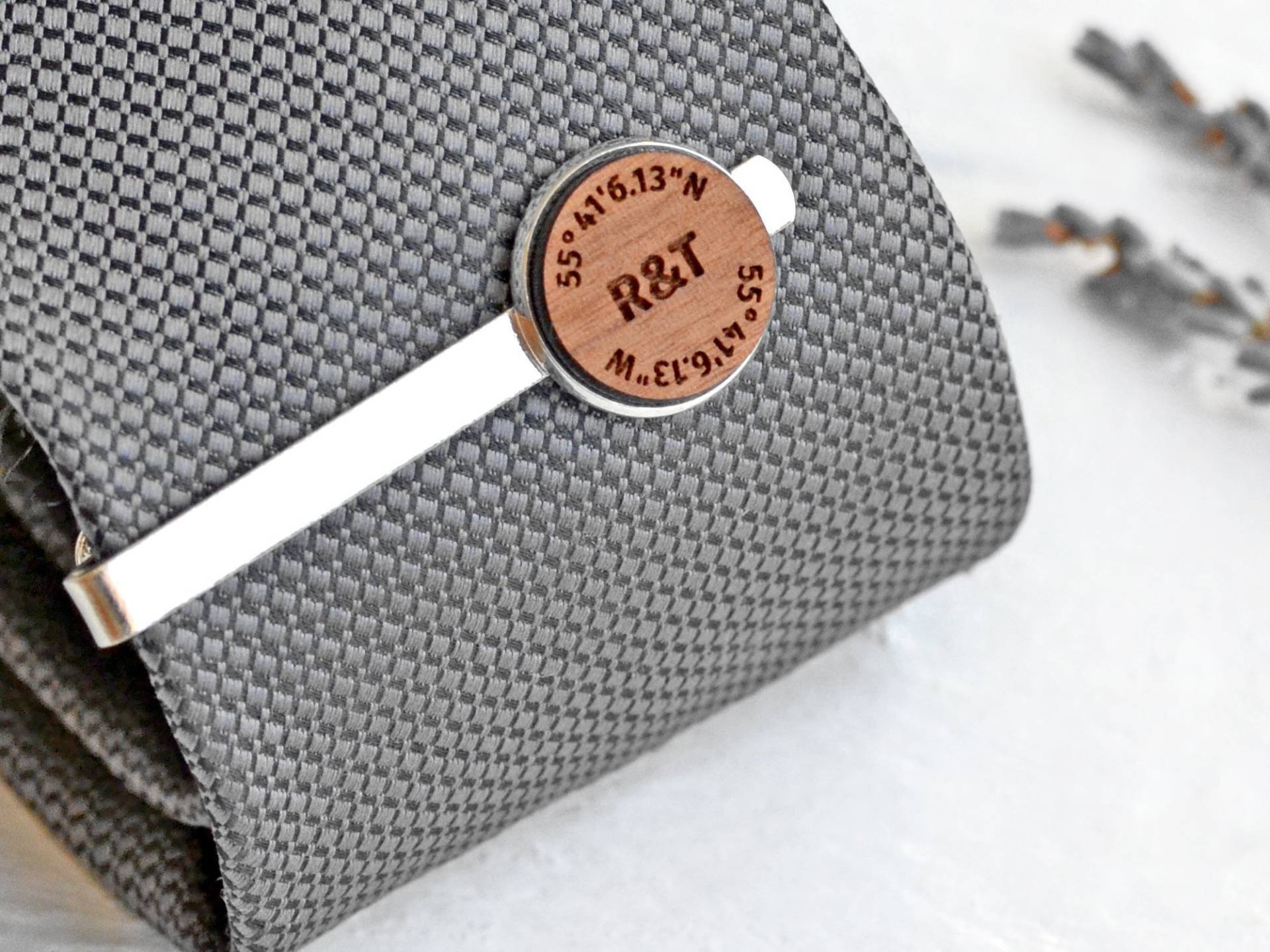 Benutzerdefinierte Koordinaten Und Initialen Krawattenklammer - Personalisierte Lage Geschenk Für Bräutigam Groomsmen Jubiläum Bar Hochzeit von ShowstopperSupplies