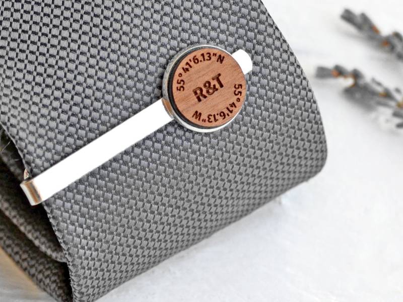 Benutzerdefinierte Koordinaten Und Initialen Krawattenklammer - Personalisierte Lage Geschenk Für Bräutigam Groomsmen Jubiläum Bar Hochzeit von ShowstopperSupplies
