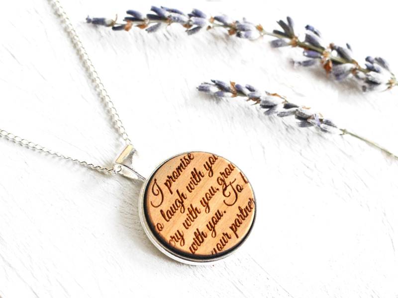 Hochzeit Gelübde Geschenk Halskette Gravur Anhänger Jahrestag Hochzeitsgeschenk Braut - Fünfter Holz Holzhalskette von ShowstopperSupplies