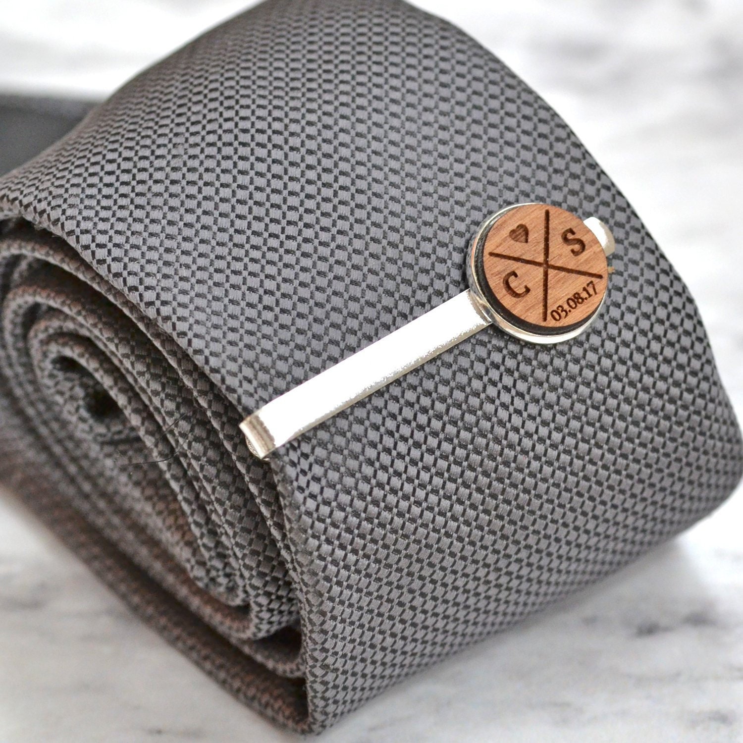 Hochzeit Krawattenklammer, Personalisierte Bräutigam Krawatte Klammer, Initialen, Hochzeitsdatum Benutzerdefinierte Hochzeitsgeschenk Geschenk von ShowstopperSupplies