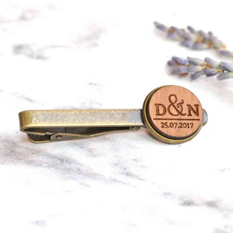 Krawattenklammer Mit Gravur Initialen Und Datum - Hochzeitsgeschenk Trauzeugen Trauzeuge Geschenk von ShowstopperSupplies