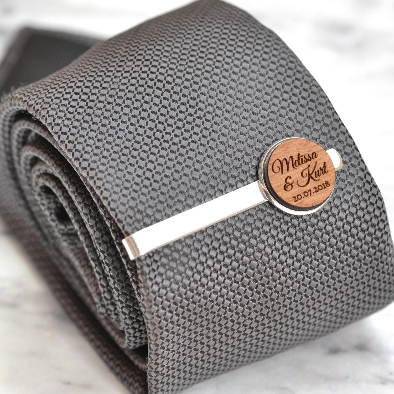 Paare Namen Und Datum Personalisierte Krawattenklammer - Personalisiertes Hochzeitsgeschenk Trauzeugen Geschenke Bräutigam Geschenk Jahrestag von ShowstopperSupplies