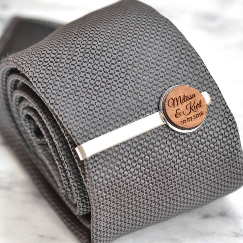 Paare Namen Und Datum Personalisierte Krawattenklammer - Personalisiertes Hochzeitsgeschenk Trauzeugen Geschenke Bräutigam Geschenk Jahrestag von ShowstopperSupplies