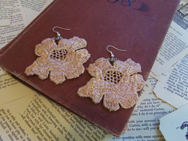 Gold Lace Ohrringe von Shreddedandthreaded