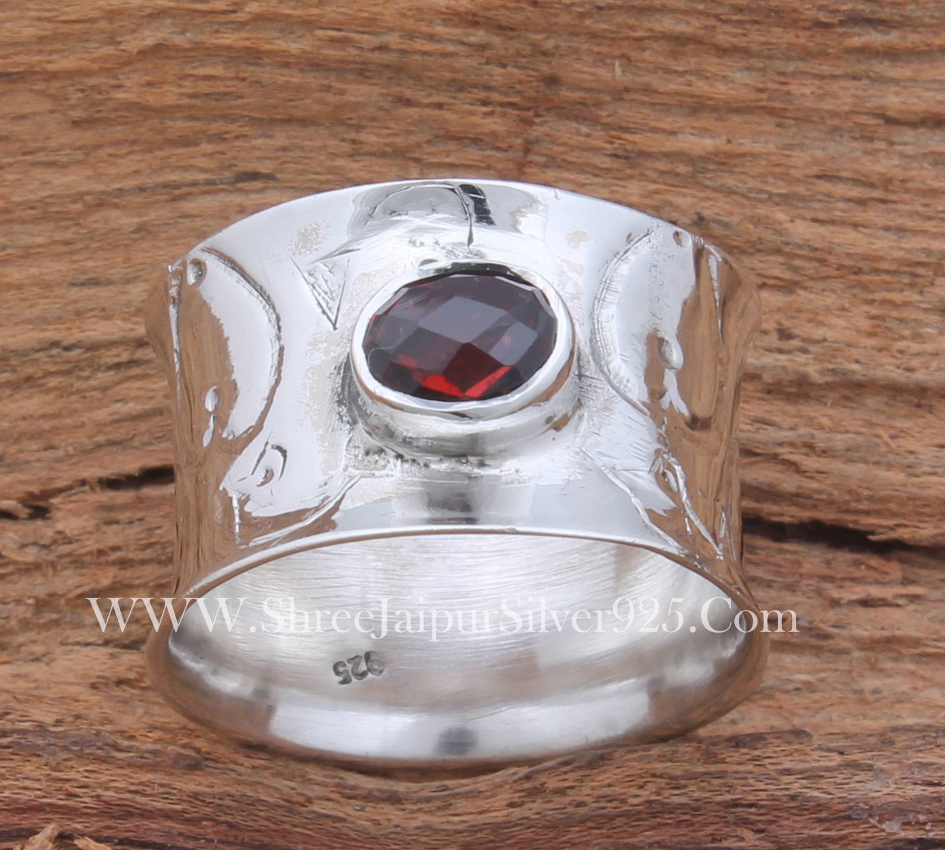 925 Sterling Silber Rot Granat Oval Form Edelstein Ring, Designer Handgemachte Fidget Ring Bandring, Frauen Trauringe, Hand Geschnitzte Bandring von ShreeJaipurSilver925