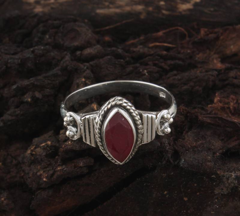 Handgefertigter Sterling Silber Ring Natürlicher Rubin Schliffstein Boho Ring von ShreeJaipurSilver925
