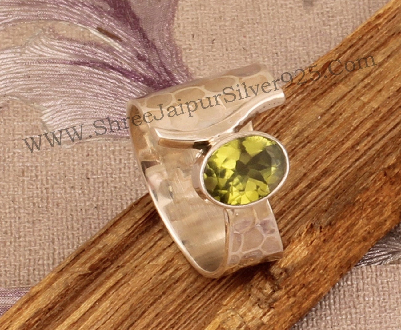 Natürliche Peridot Oval Schnitt Solid 925 Sterling Silber Ring Für Frauen, Handgemachte Gehämmert Designer Bandring Für Hochzeitsjubiläum Geschenk von ShreeJaipurSilver925