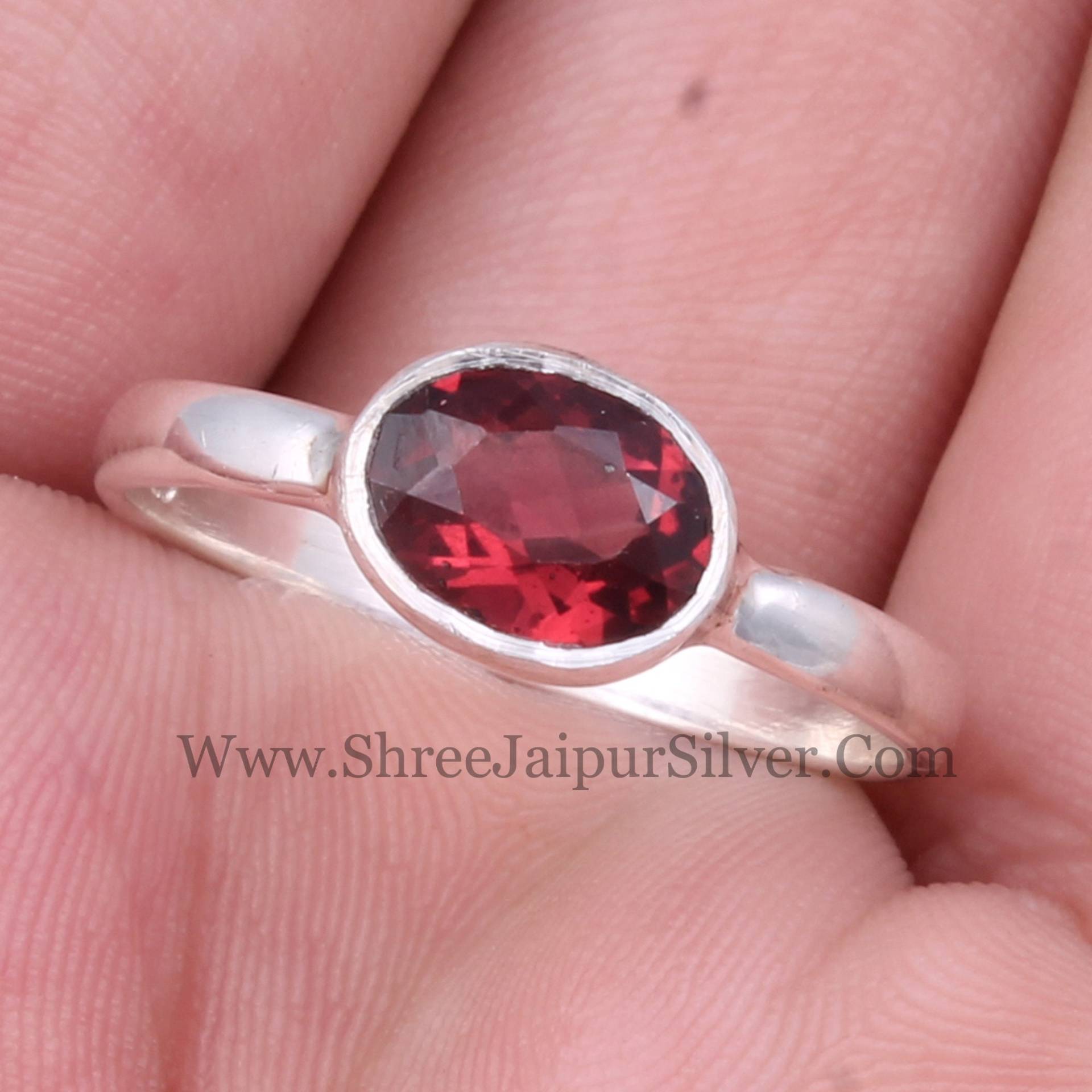 Natürlicher Roter Granat-Oval-Schliff-Stein-Massiver 925Er Sterlingsilber-Ring Für Frauen, Handgemachter Fester Silberring von ShreeJaipurSilver925