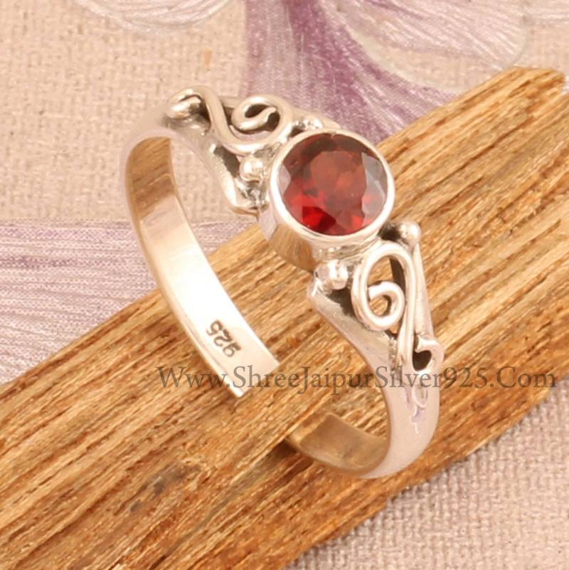 Runder Geschnittener Roter Granat Kleiner Stein Solider 925Er Sterlingsilberring Für Frauen, Handgemachter Zierlicher Designring von ShreeJaipurSilver925