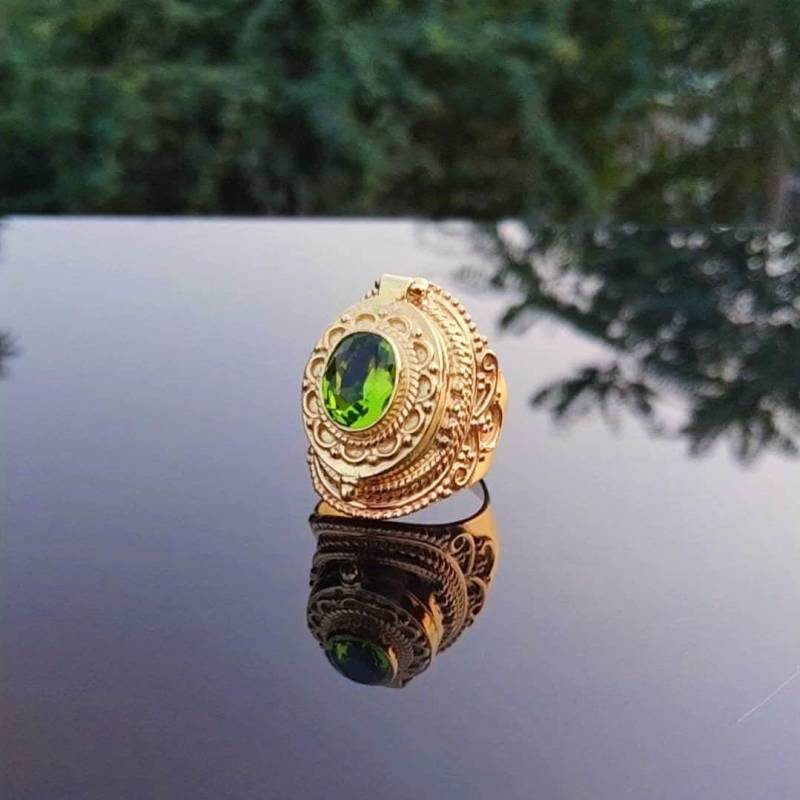 Fach Ring, Natürliche Peridot Edelstein Box 24Ktgold Überzogener Handgemachter Öffnenbarer Medizin Ring von ShreeSilverJewellers