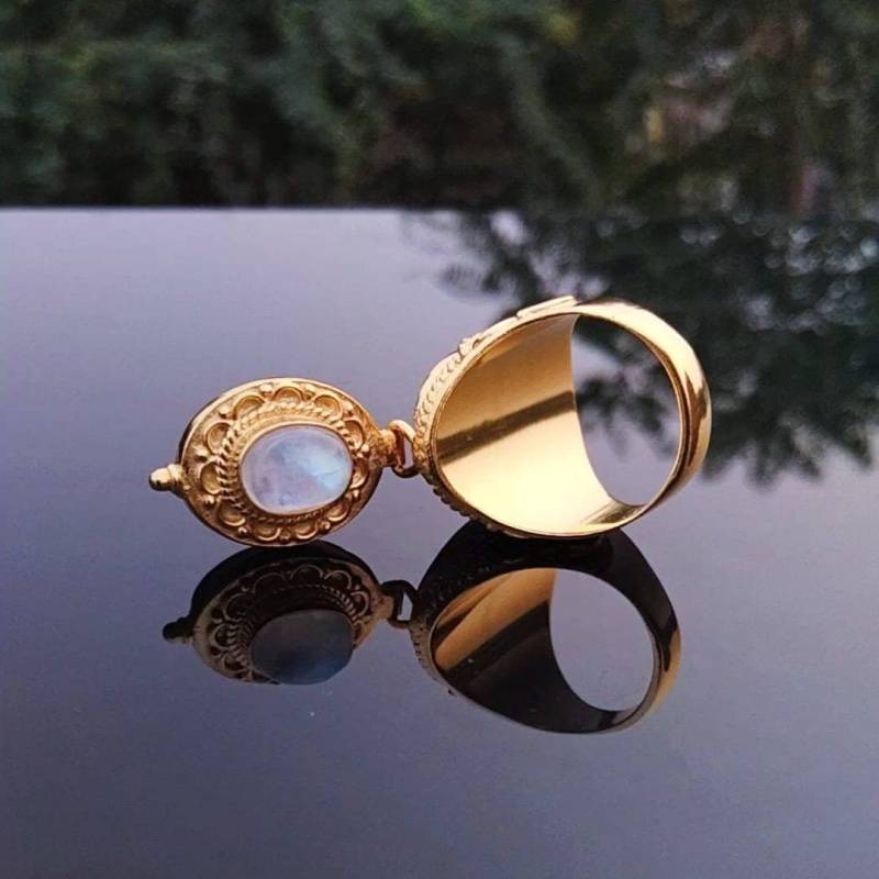 Mondstein Fach Ring, 24Kt Vergoldeter Handgemachter Geheime Nachricht Box Natürlicher Regenbogen Edelstein Ring von ShreeSilverJewellers