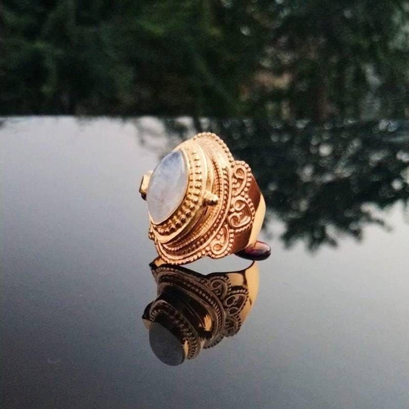 Natürlicher Regenbogen Mondstein Edelstein Box Ring, 24Kt Vergoldetes Medaillon Handgefertigte Fach Geheime Nachricht Ring von ShreeSilverJewellers