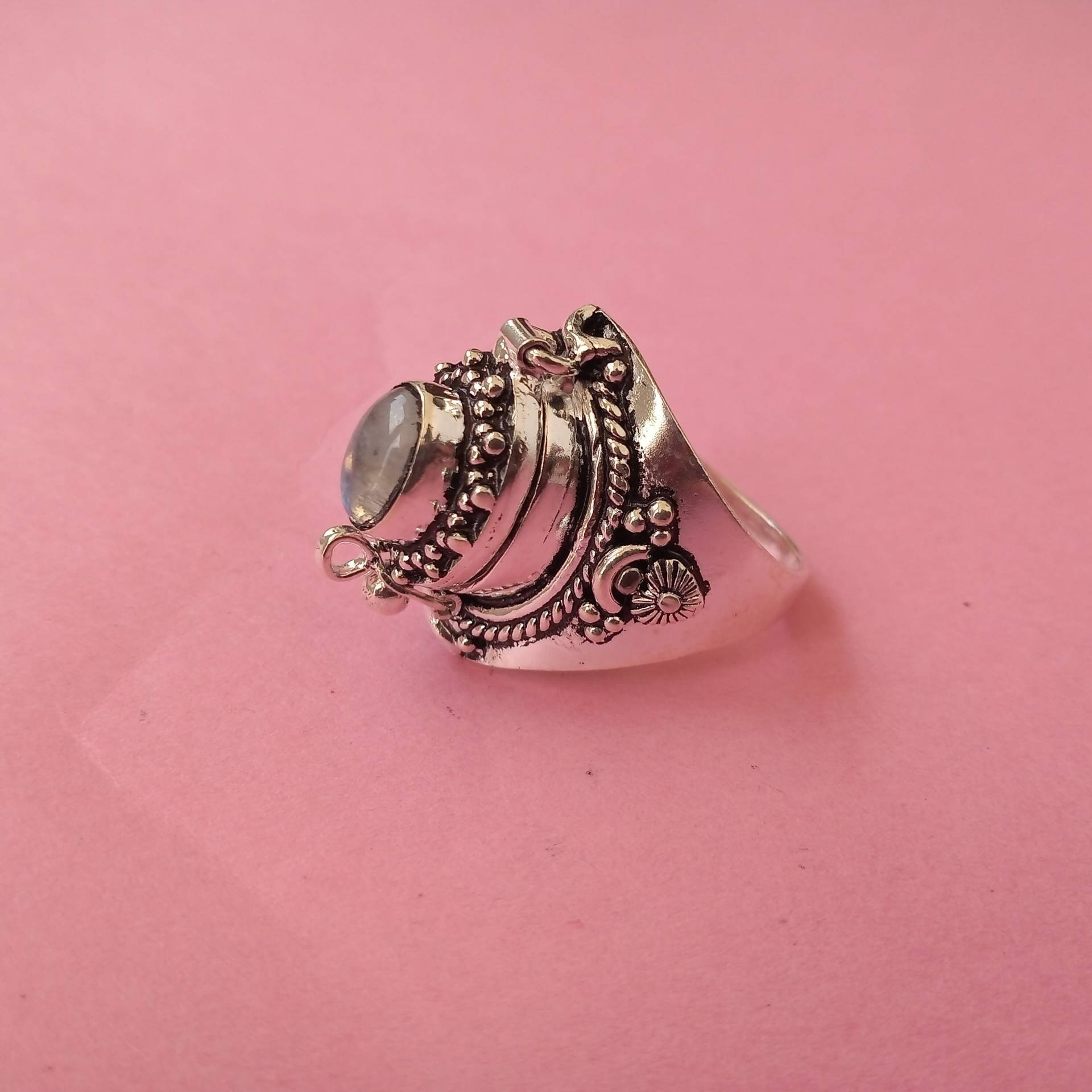Regenbogen Mondstein Ring, Edelstein Handgemachter Zu Öffnender Medizin 925 Sterling Silber Pill Box Hochzeitsgeschenk Regenbogen Mondstein Ring, Edelstein Handgemachter Zu Öffnender Medizin 925 Sterling Silber Pill Box Hochzeitsgeschenk von ShreeSilverJewelry