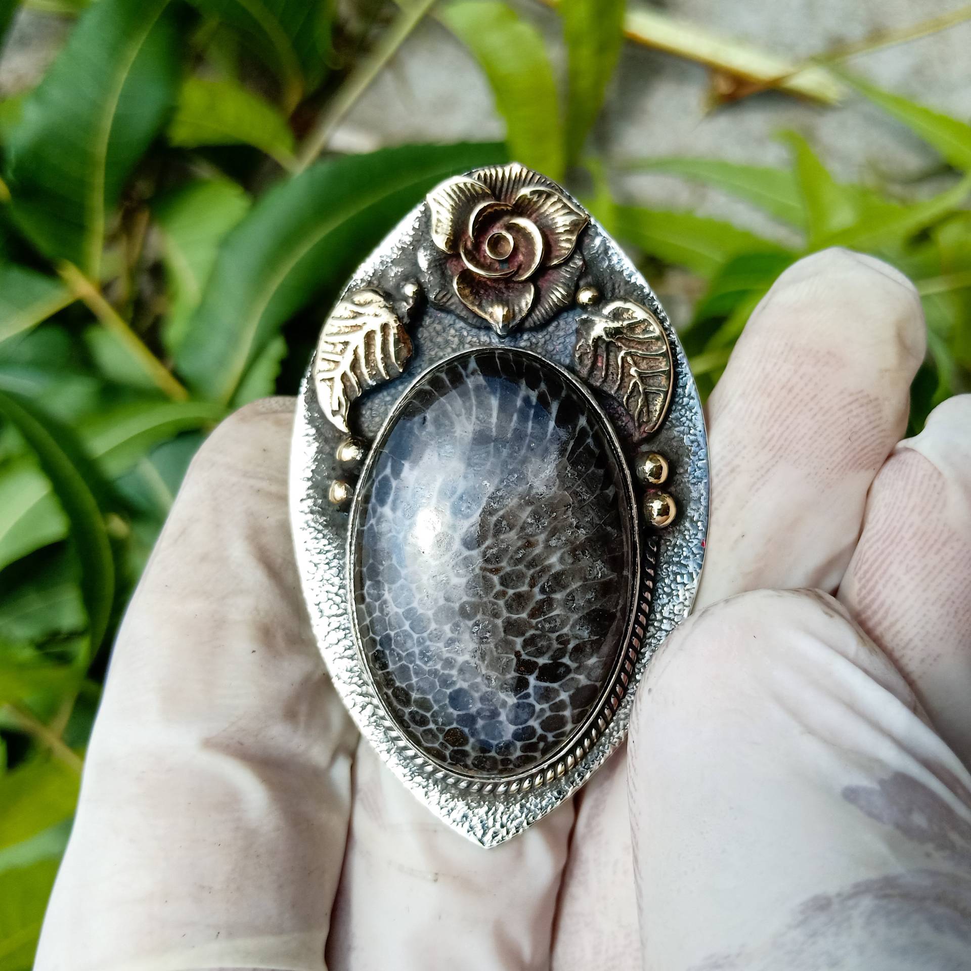 Schwarze Fossil Koralle, Schwarzer Korallen Ring, Koralle Frauen Handgemachter 925 Sterling Versilbert 18K Vergoldet von Shreenarayana