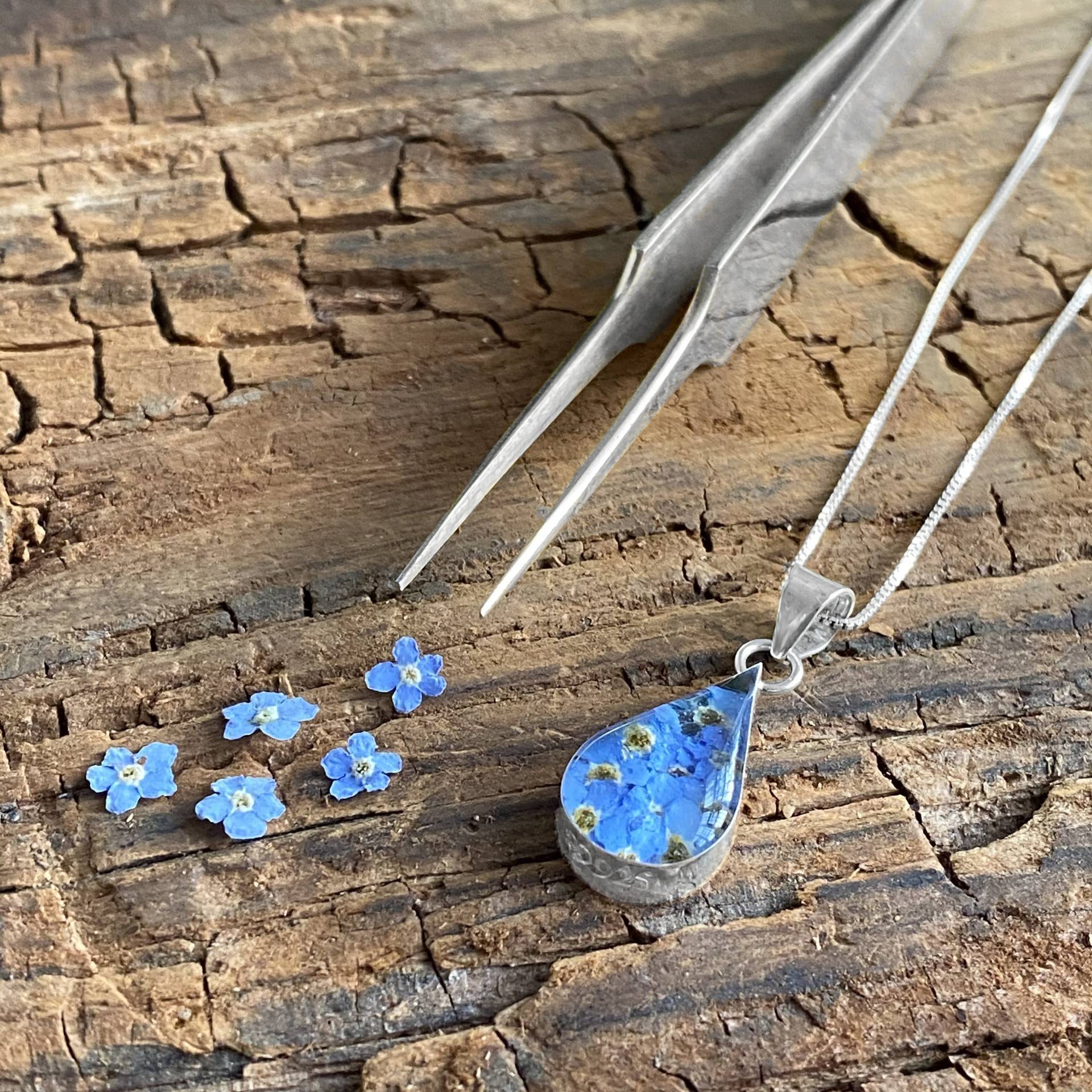 Vergissmeinnicht Kette. Handgemachte Kette Aus Sterlingsilber in Tropfenform Mit Echten Vergissmeinnicht-Blumen Von Shrieking Violet® von ShriekingVioletLtd