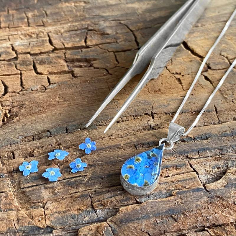 Vergissmeinnicht Kette. Handgemachte Kette Aus Sterlingsilber in Tropfenform Mit Echten Vergissmeinnicht-Blumen Von Shrieking Violet® von ShriekingVioletLtd