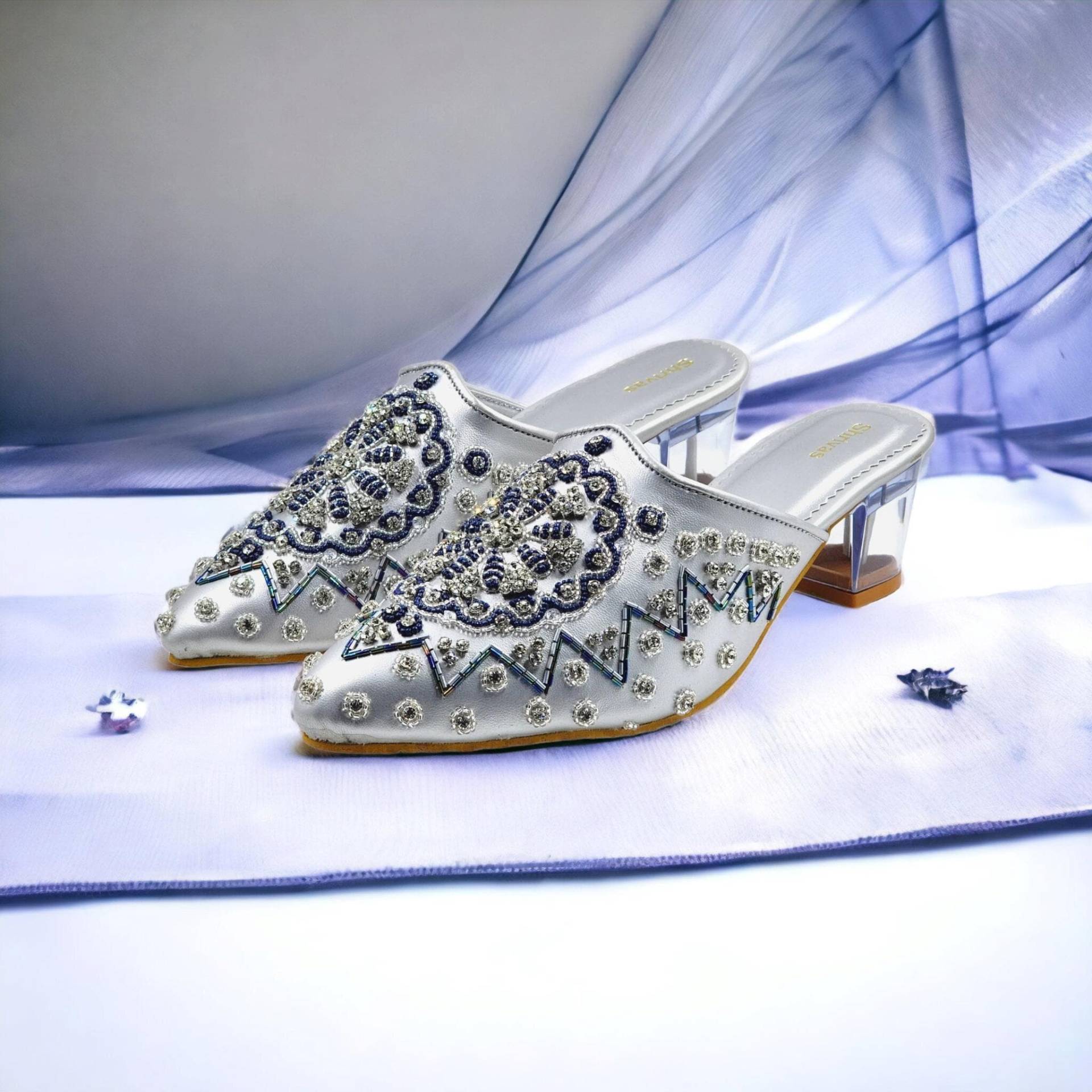 Silber Vegan Leder Strass Braut Pumps Heels | Cindrella Hacken Cinderella Schuh Drew Barrymore Ever After Film von ShrivasByArchitaM