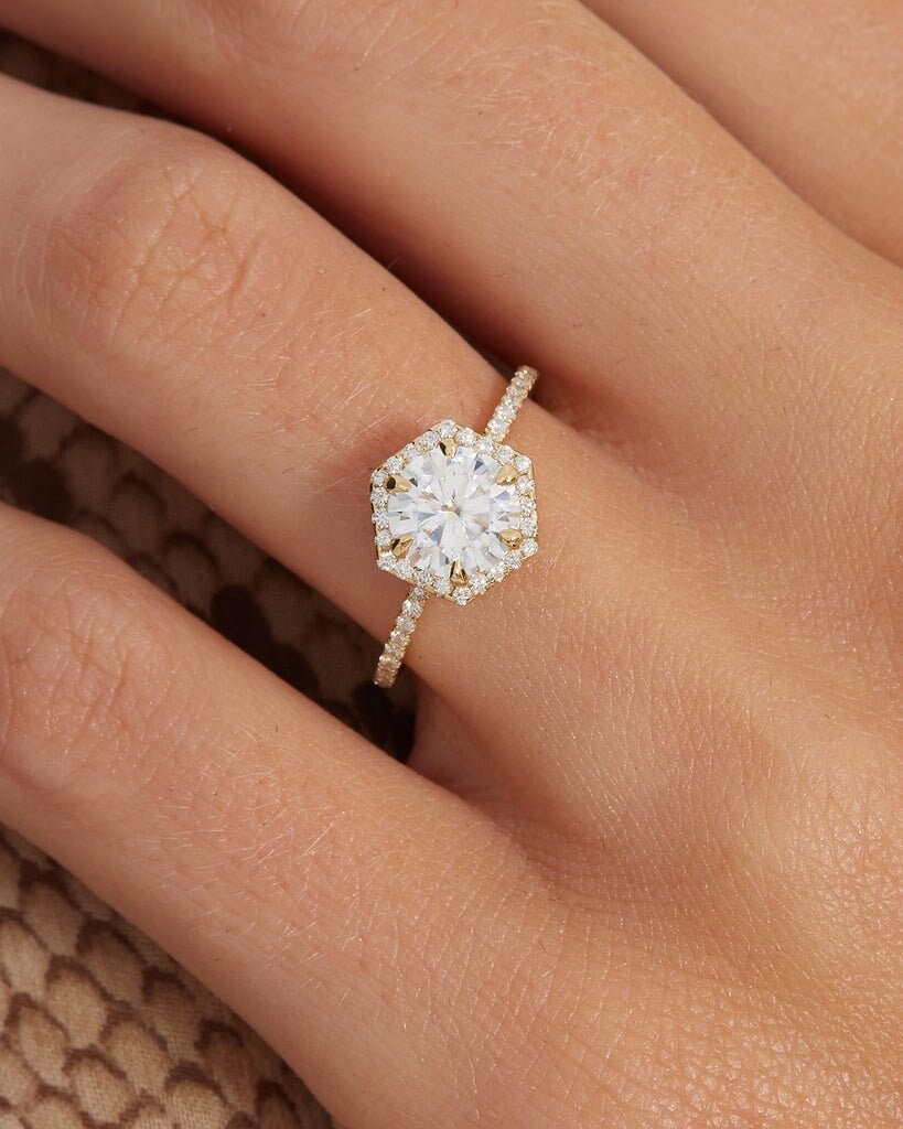Hexagon Design Rundschliff Verlobungsring Art Deco Jahrestag Ring Geschenk Halo Diamant Halb Eternity Einzigartige Shaped Braut Ehering von ShubhFashion