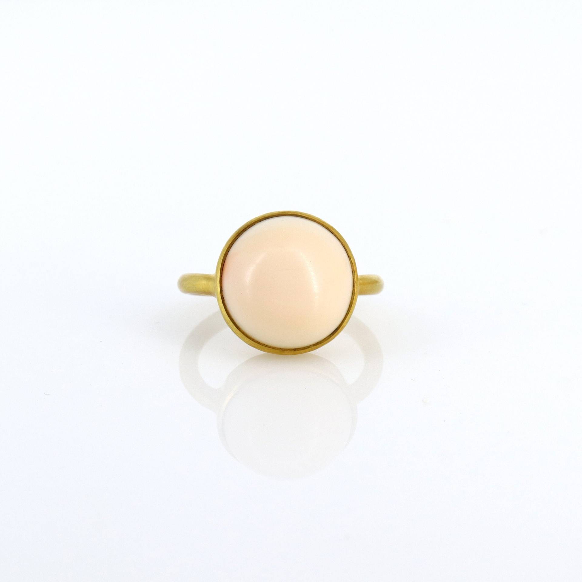 14K Antik Rosa Korallen Cabochon Ring in Gelbgold, Jugendstil Ring, Gelbgold Koralle Stapel Gold von Shubhkrishnajewels