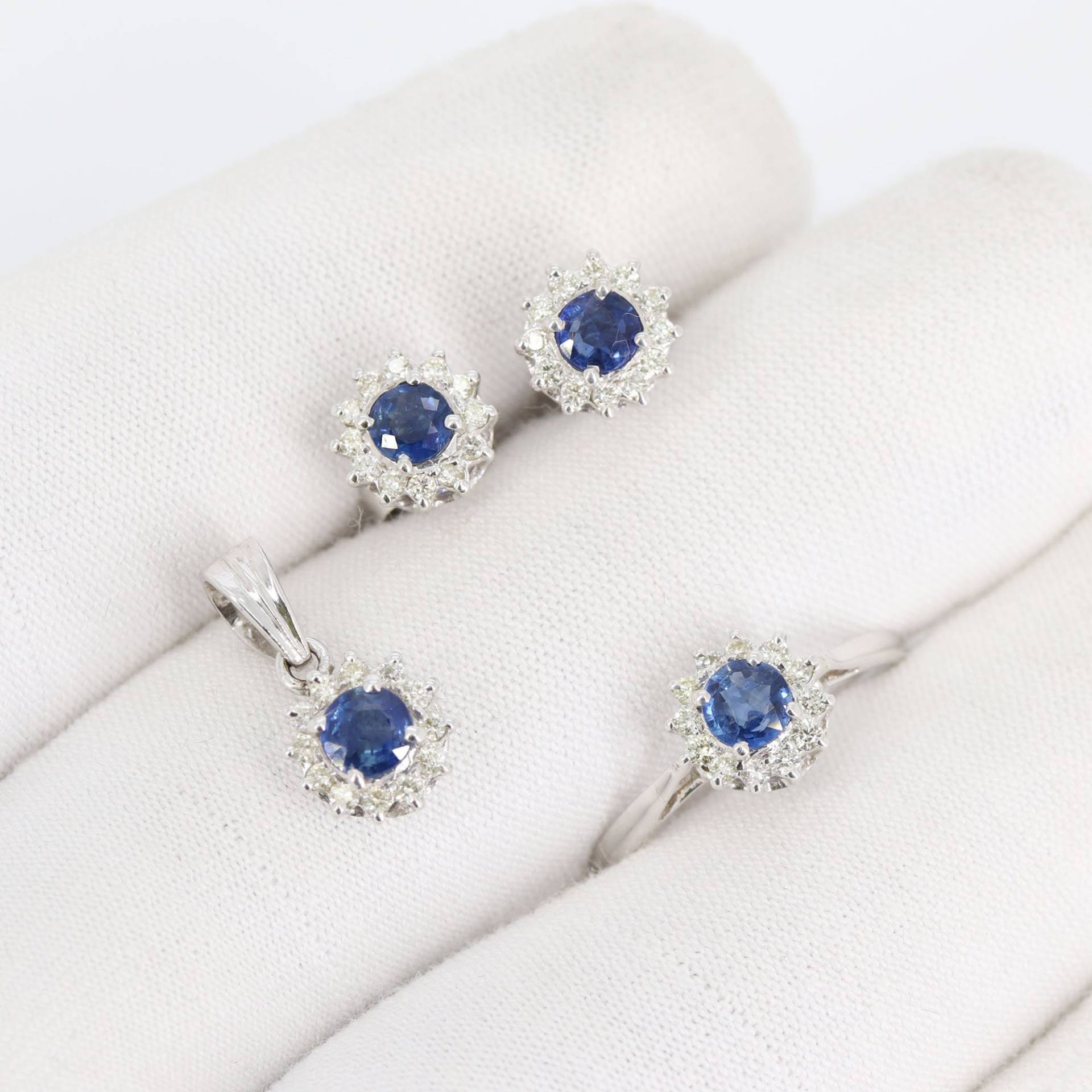 Natürlicher Blauer Saphir Diamant Schmuckset, 18K Massiv Weiß Gold Ohrringe Anhänger Ring, Schmuck Set von Shubhkrishnajewels