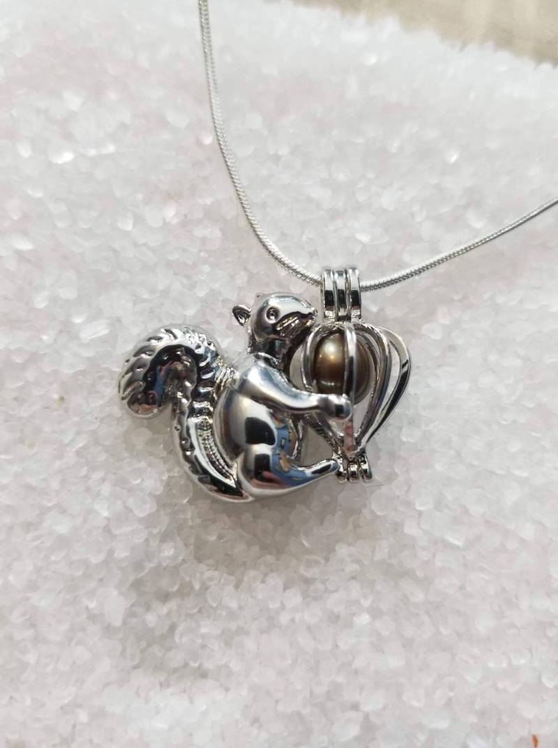 Versilberter Eichhörnchen-Perlenkäfig-Anhänger Mit 20-Zoll-sterling-Schlangenkette | Perlen Nicht Enthalten Versilberter Eichhörnchen-Perlenkäfig-Anhänger Mit 20-Zoll-sterling-Schlangenkette | Perlen Nicht Enthalten von ShuckingAwesome