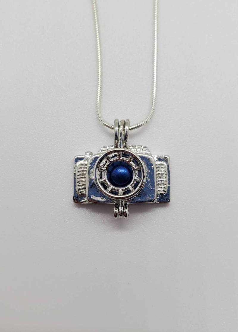 Versilberter Kamera Perlenkäfig Anhänger Mit 20 Zoll Sterling Silber Schlangenkette | Perle Nicht Inklusive Versilberter Kamera Perlenkäfig Anhänger Mit 20 Zoll Sterling Silber Schlangenkette | Perle Nicht Inklusive von ShuckingAwesome
