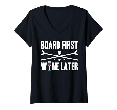 Damen Board First Wine Later Shuffleboard Player T-Shirt mit V-Ausschnitt Damen Board First Wine Later Shuffleboard Player T-Shirt mit V-Ausschnitt von Shuffleboard Spiel Sportart Designs Idee